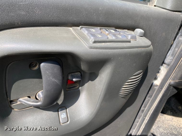 image for item HE9762 2006 GMC C5500  Crew Cab flatbed truck