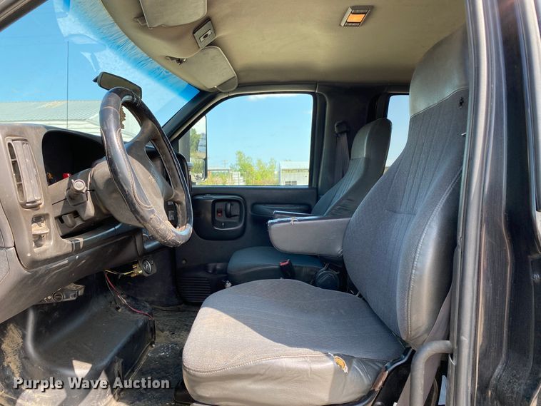 image for item HE9762 2006 GMC C5500  Crew Cab flatbed truck