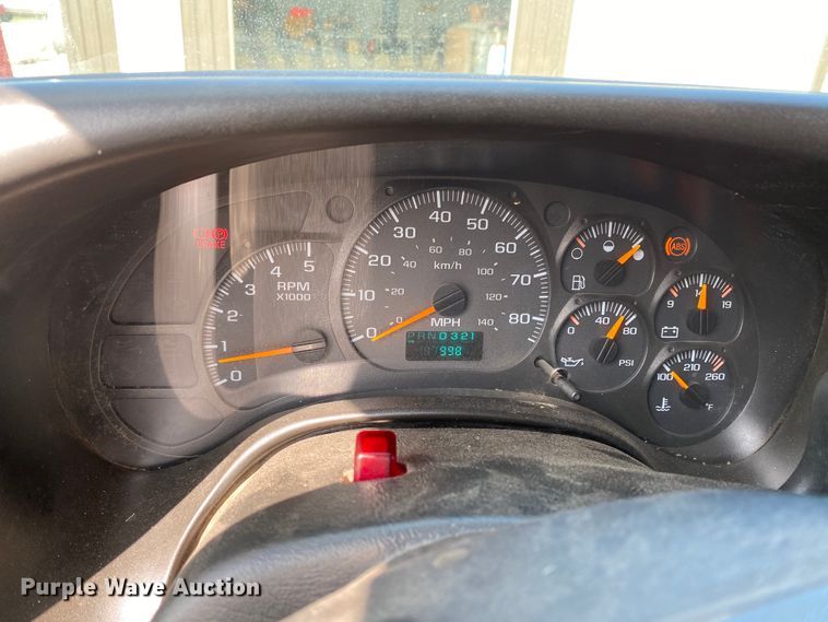 image for item HE9762 2006 GMC C5500  Crew Cab flatbed truck