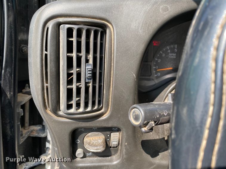 image for item HE9762 2006 GMC C5500  Crew Cab flatbed truck