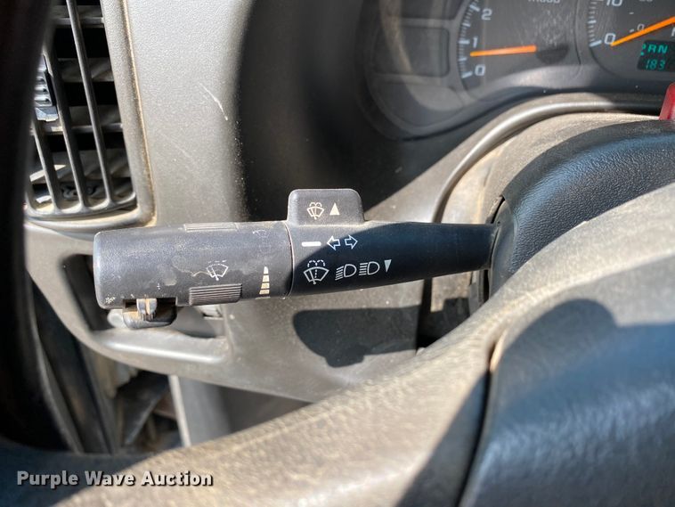 image for item HE9762 2006 GMC C5500  Crew Cab flatbed truck