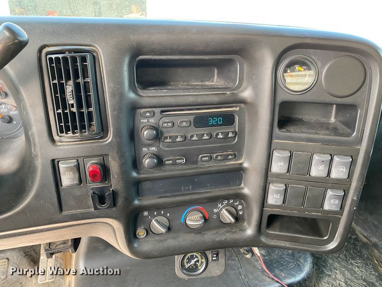 image for item HE9762 2006 GMC C5500  Crew Cab flatbed truck