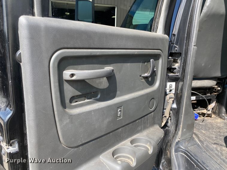 image for item HE9762 2006 GMC C5500  Crew Cab flatbed truck