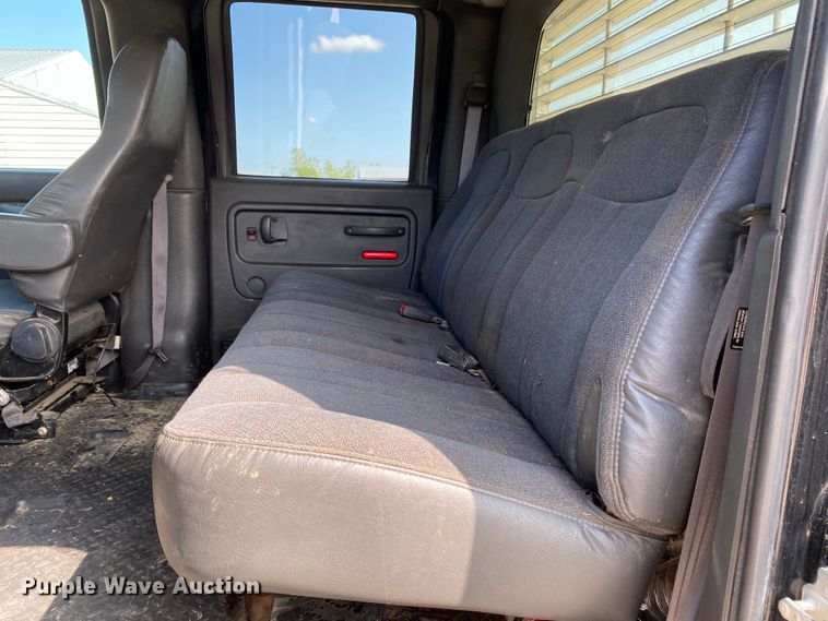 image for item HE9762 2006 GMC C5500  Crew Cab flatbed truck