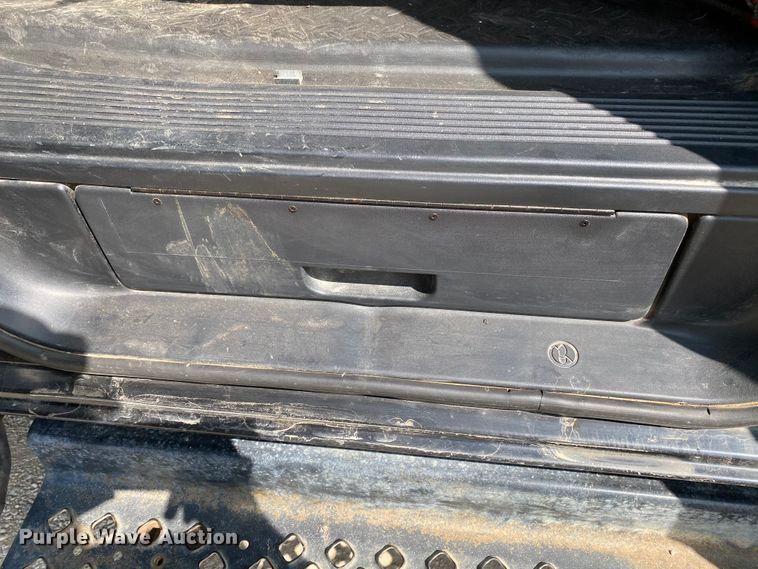 image for item HE9762 2006 GMC C5500  Crew Cab flatbed truck