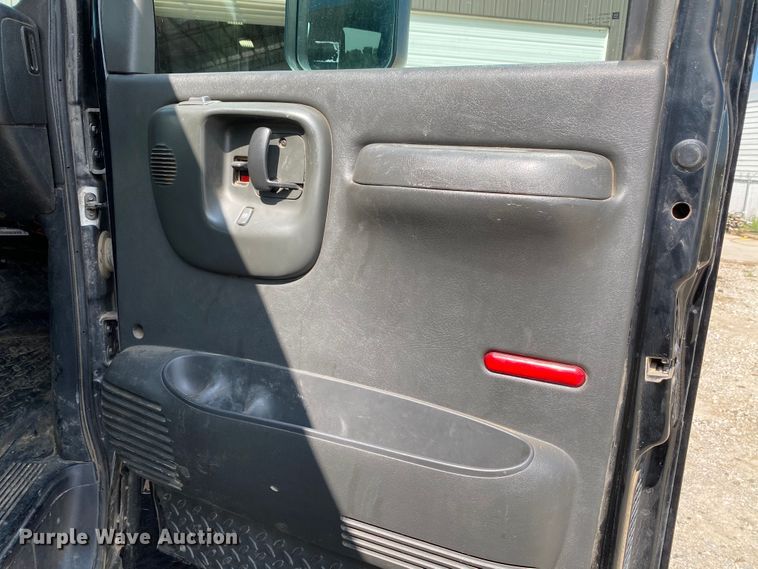 image for item HE9762 2006 GMC C5500  Crew Cab flatbed truck