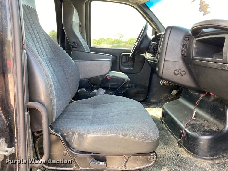 image for item HE9762 2006 GMC C5500  Crew Cab flatbed truck