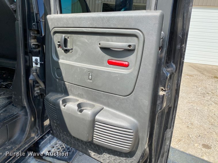 image for item HE9762 2006 GMC C5500  Crew Cab flatbed truck