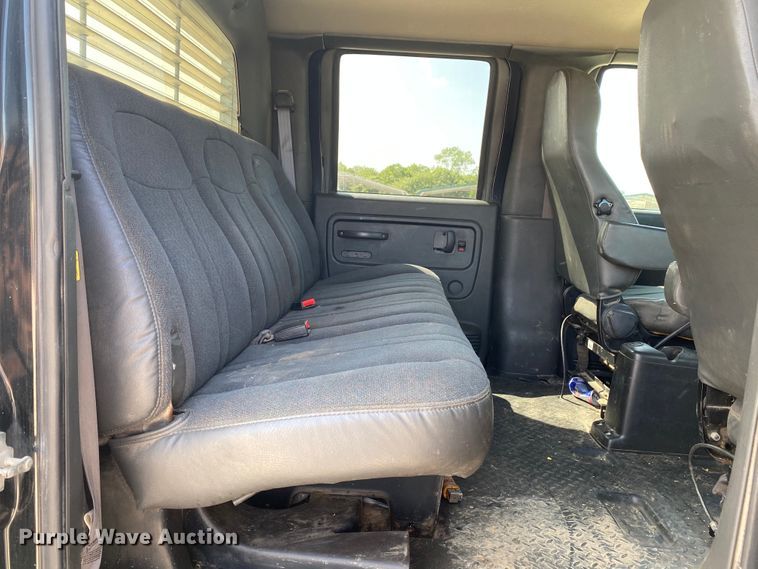 image for item HE9762 2006 GMC C5500  Crew Cab flatbed truck