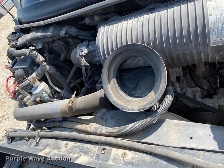 image for item HE9762 2006 GMC C5500  Crew Cab flatbed truck