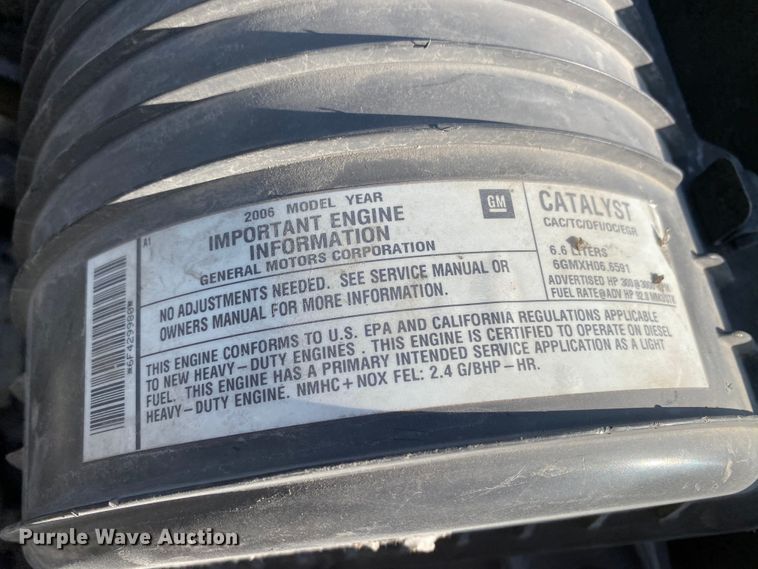 image for item HE9762 2006 GMC C5500  Crew Cab flatbed truck