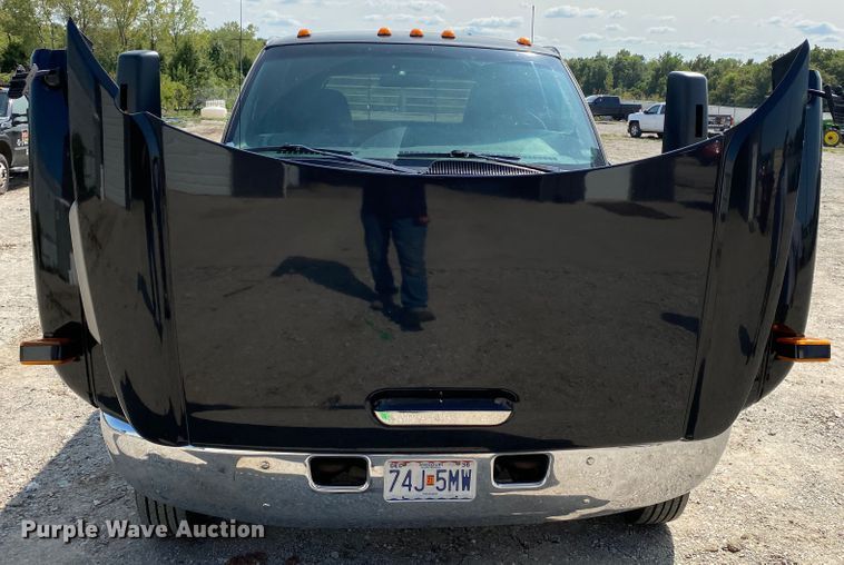 image for item HE9762 2006 GMC C5500  Crew Cab flatbed truck