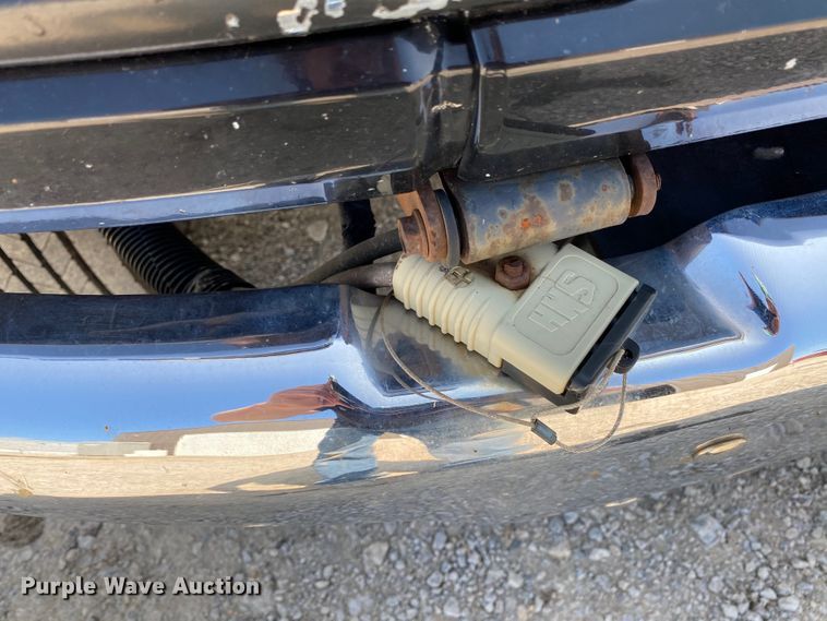 image for item HE9762 2006 GMC C5500  Crew Cab flatbed truck