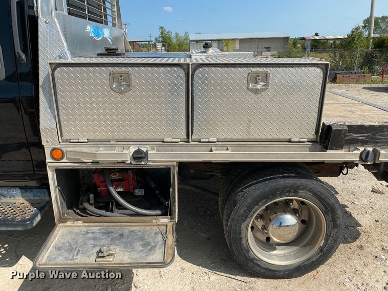 image for item HE9762 2006 GMC C5500  Crew Cab flatbed truck