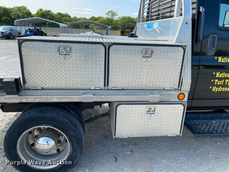 image for item HE9762 2006 GMC C5500  Crew Cab flatbed truck