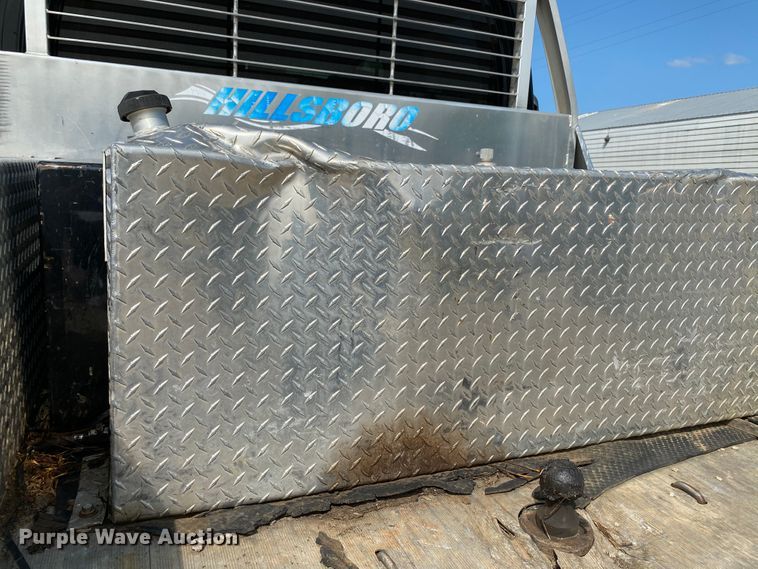 image for item HE9762 2006 GMC C5500  Crew Cab flatbed truck