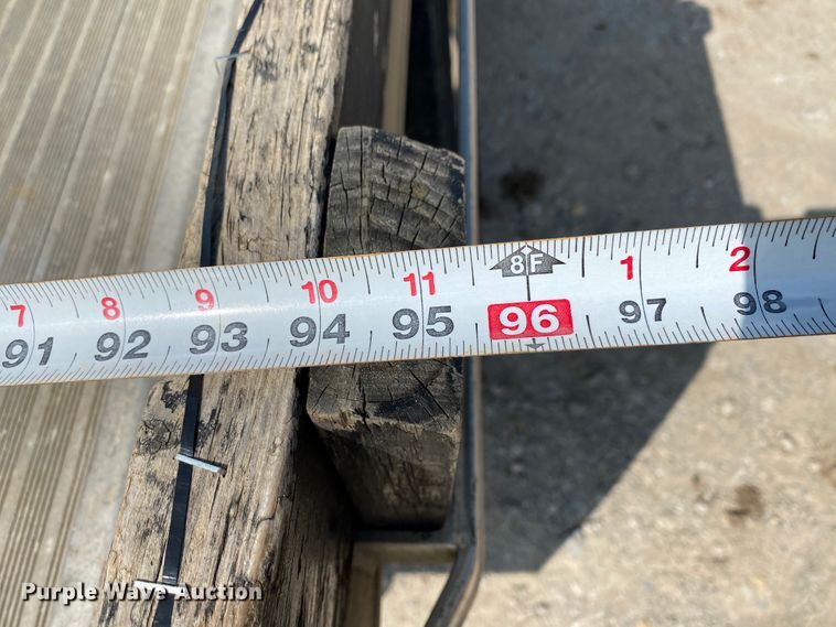 image for item HE9762 2006 GMC C5500  Crew Cab flatbed truck