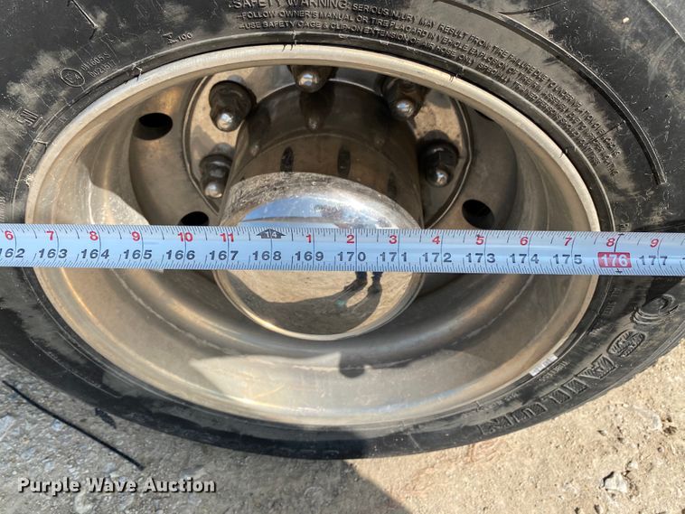 image for item HE9762 2006 GMC C5500  Crew Cab flatbed truck