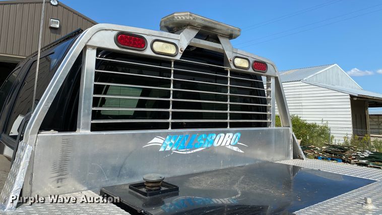 image for item HE9762 2006 GMC C5500  Crew Cab flatbed truck