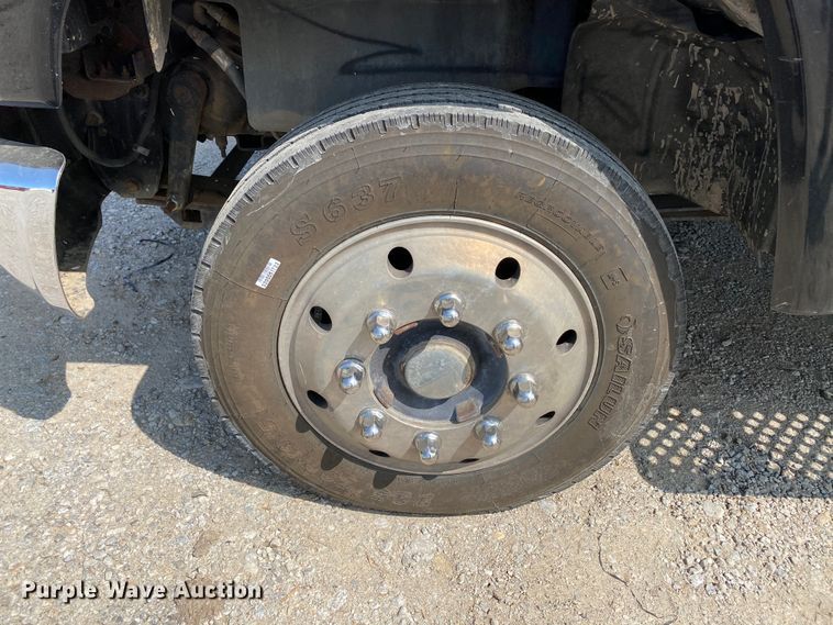 image for item HE9762 2006 GMC C5500  Crew Cab flatbed truck