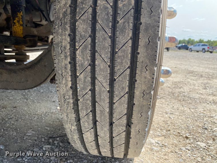 image for item HE9762 2006 GMC C5500  Crew Cab flatbed truck