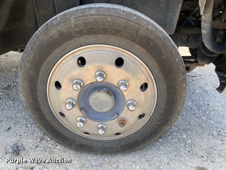 image for item HE9762 2006 GMC C5500  Crew Cab flatbed truck