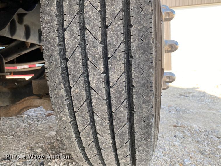 image for item HE9762 2006 GMC C5500  Crew Cab flatbed truck