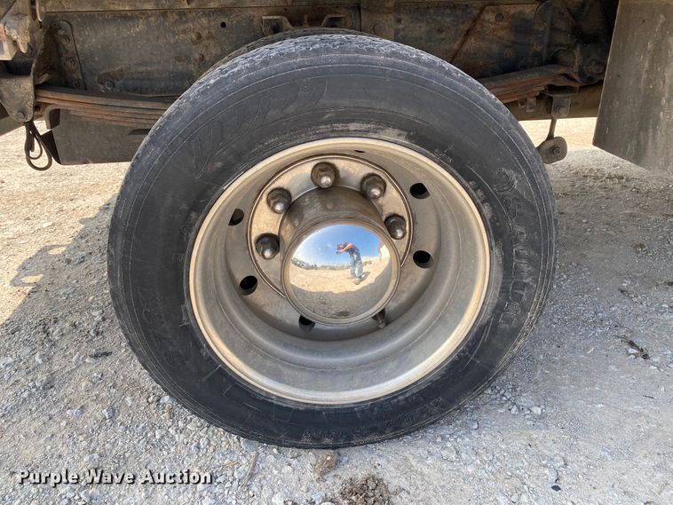 image for item HE9762 2006 GMC C5500  Crew Cab flatbed truck