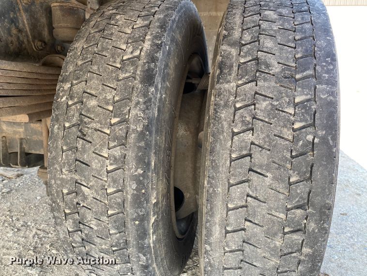 image for item HE9762 2006 GMC C5500  Crew Cab flatbed truck