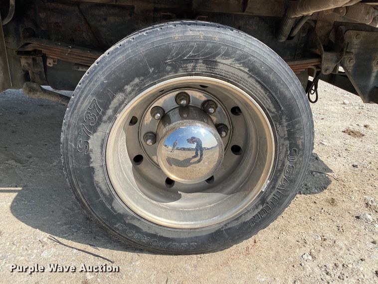 image for item HE9762 2006 GMC C5500  Crew Cab flatbed truck