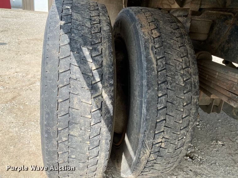 image for item HE9762 2006 GMC C5500  Crew Cab flatbed truck