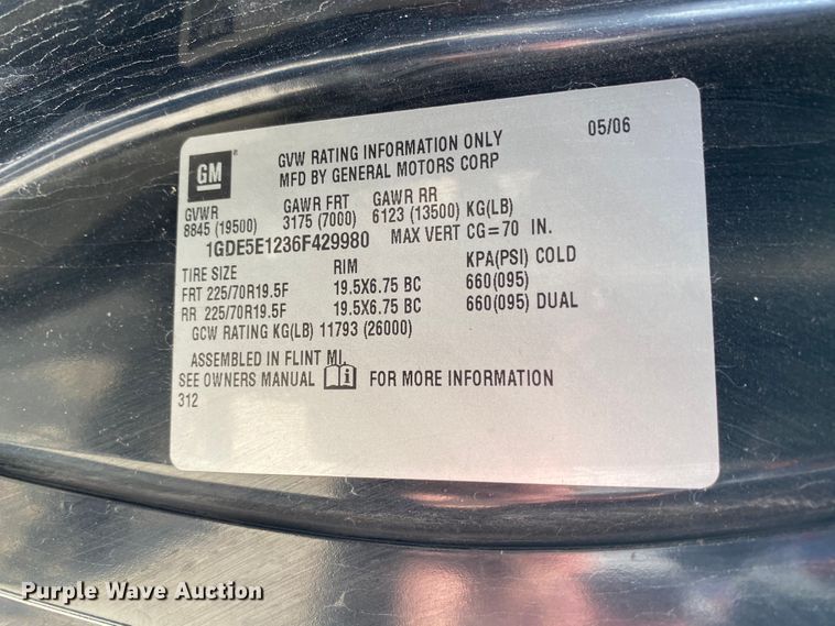 image for item HE9762 2006 GMC C5500  Crew Cab flatbed truck