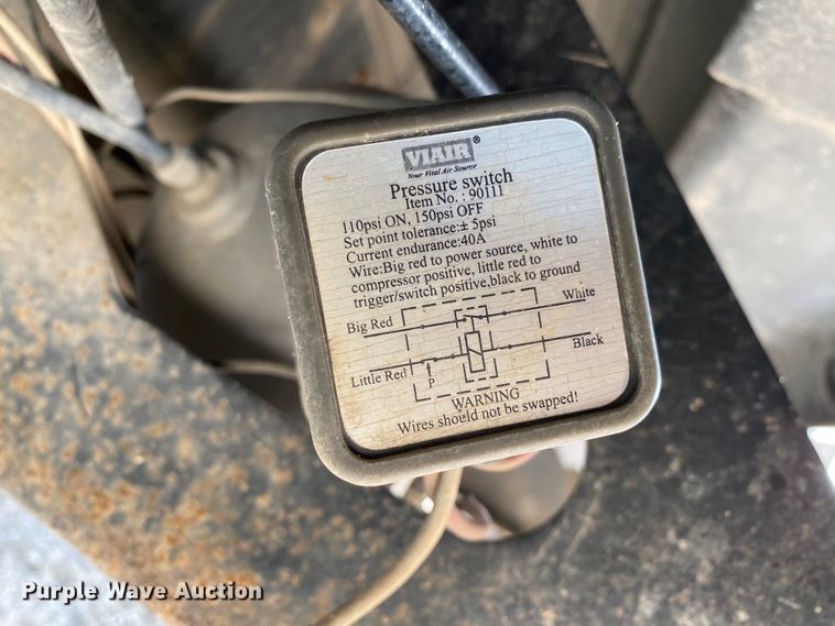 image for item HE9762 2006 GMC C5500  Crew Cab flatbed truck