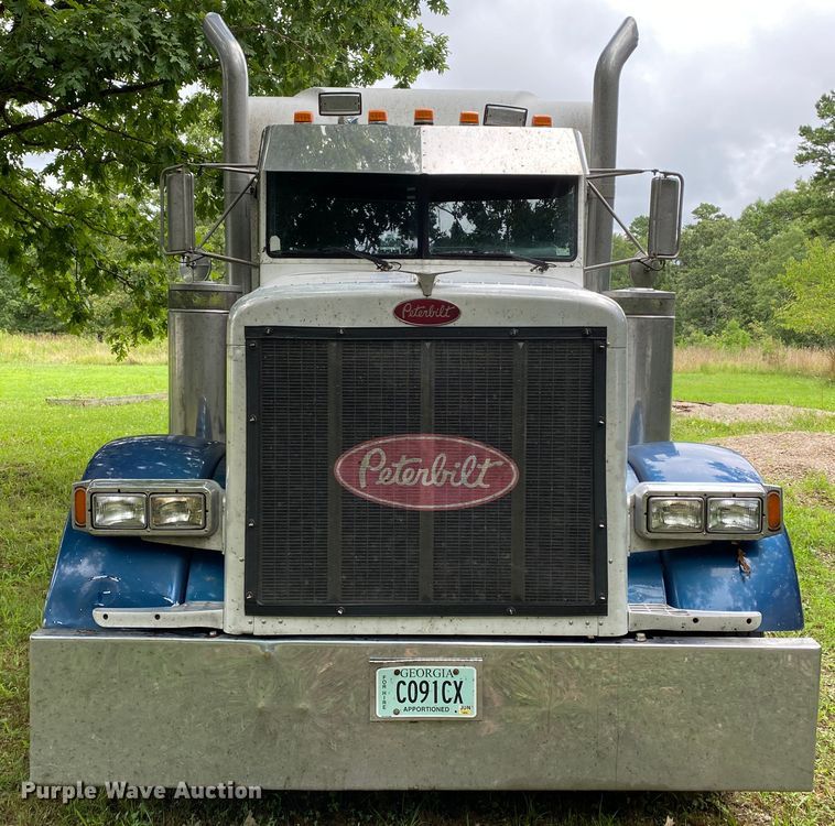 image for item HG9213 2002 Peterbilt 379  semi truck