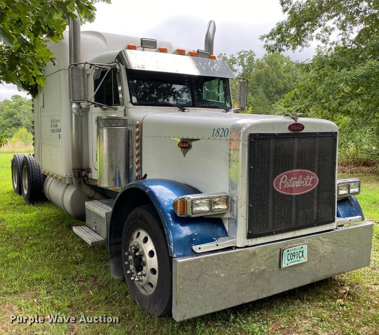 image for item HG9213 2002 Peterbilt 379  semi truck
