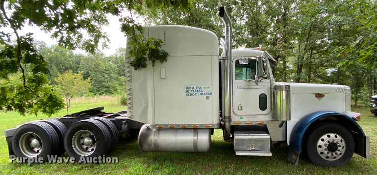 image for item HG9213 2002 Peterbilt 379  semi truck