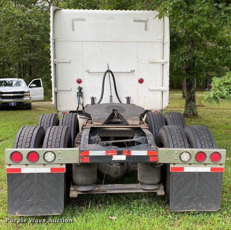 image for item HG9213 2002 Peterbilt 379  semi truck