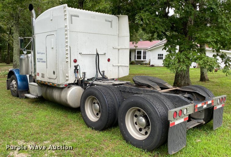 image for item HG9213 2002 Peterbilt 379  semi truck