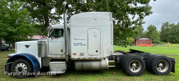 image for item HG9213 2002 Peterbilt 379  semi truck