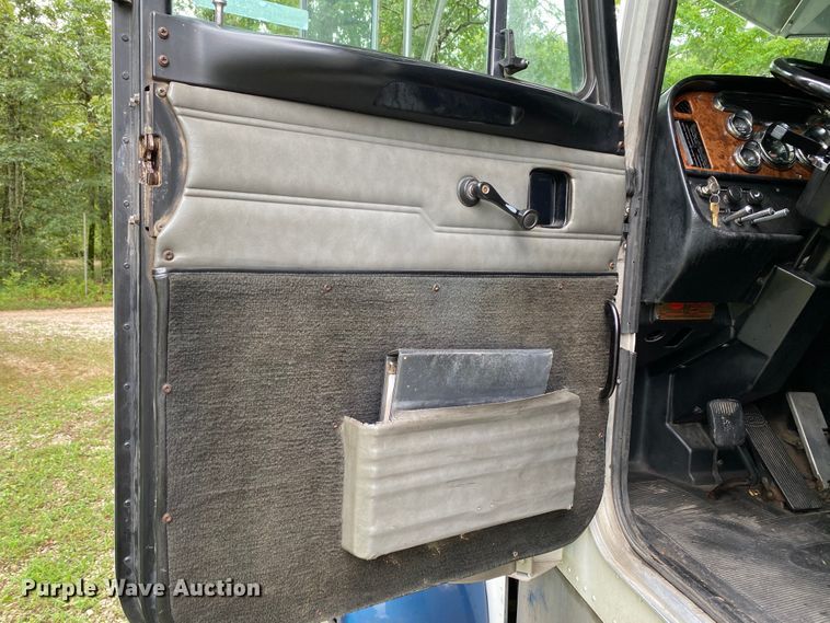 image for item HG9213 2002 Peterbilt 379  semi truck