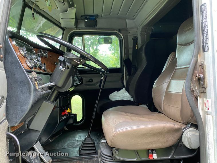 image for item HG9213 2002 Peterbilt 379  semi truck