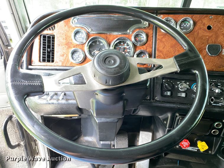 image for item HG9213 2002 Peterbilt 379  semi truck