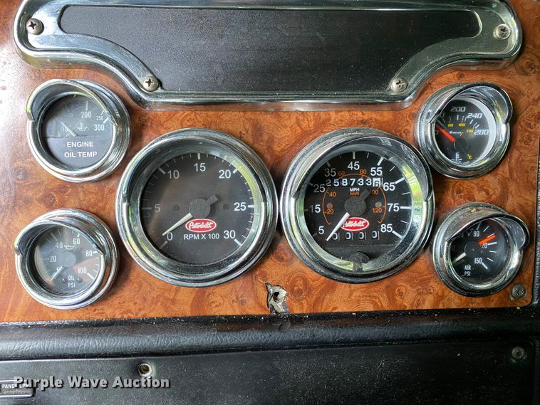 image for item HG9213 2002 Peterbilt 379  semi truck