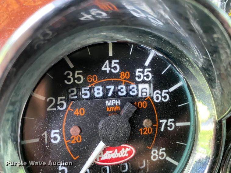 image for item HG9213 2002 Peterbilt 379  semi truck