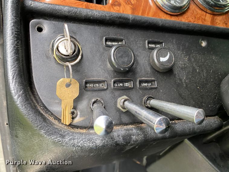 image for item HG9213 2002 Peterbilt 379  semi truck