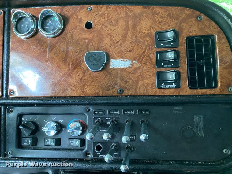 image for item HG9213 2002 Peterbilt 379  semi truck