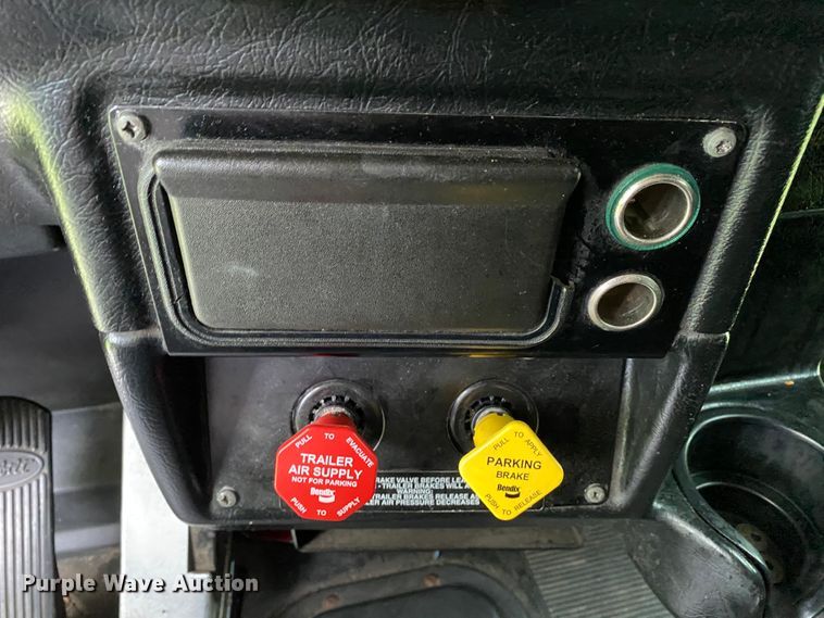 image for item HG9213 2002 Peterbilt 379  semi truck