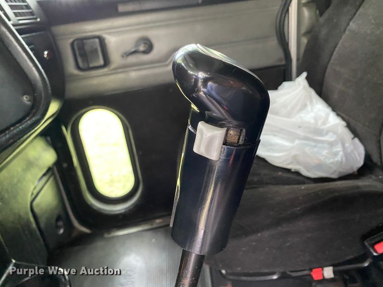 image for item HG9213 2002 Peterbilt 379  semi truck