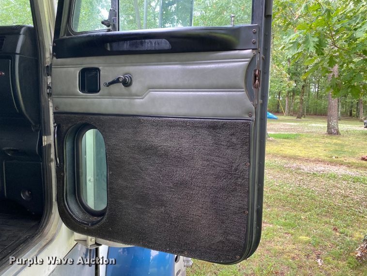 image for item HG9213 2002 Peterbilt 379  semi truck