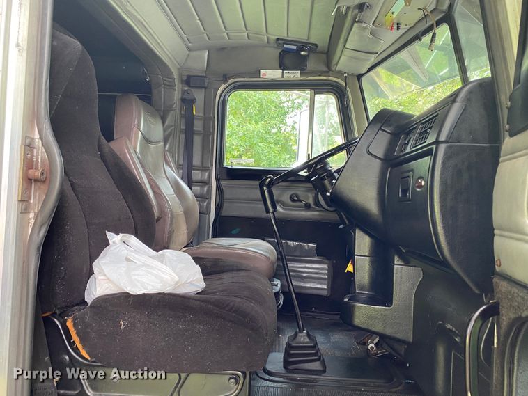 image for item HG9213 2002 Peterbilt 379  semi truck